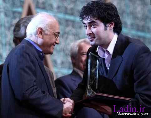 شهاب حسینی در حال دریافتجایزه برای فیلم محیا