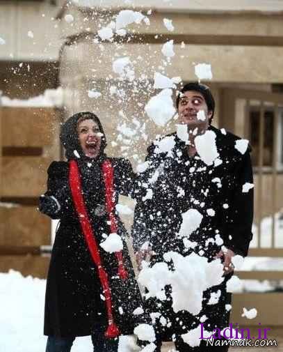 نیوشا ضیغمی در حال برف بازی با همسرش