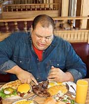 مردی چاق در حال غذا خوردن