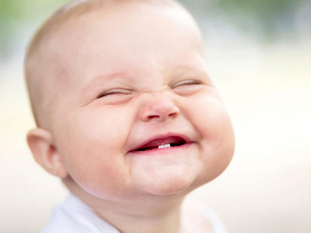4 راه كاهش درد دندان درآوردن کودک