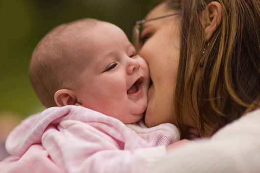 4 واکنشی که نشان دهنده عشق نوزاد به شماست