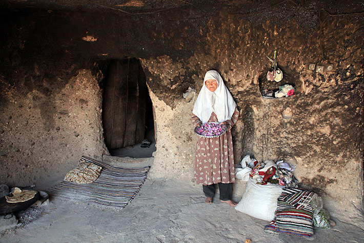 زن میمندی کنار ورودی خانه‌اش