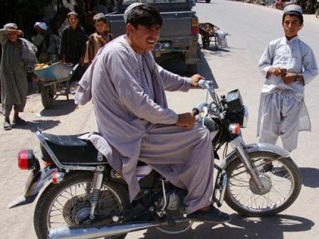 مسوولان ترافیک در ایران می گویند که شمار زیادی از مهاجران افغانستانی بدون داشتن مدارک قانونی رانندگی، اقدام به این کار می کنند.
