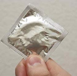 کاندوم چیست , کاندم زنانه , عکس کاندوم زنانه درحال استفاده , انواع کاندوم زنانه , طرز استفاده از کاندوم , نحوه استفاده از کاندوم , عکس کاندم 