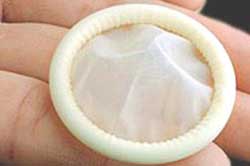 کاندوم زنانه , عکس کاندوم , انواع کاندوم , کاندوم , طریقه استفاده از کاندوم , استفاده از کاندوم , روش استفاده از کاندوم 