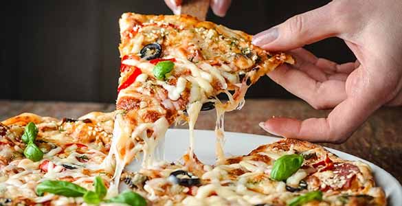 طرز تهیه پیتزا مخلوط خانگی🍕 با طعم فست فودها - مجله اکالا